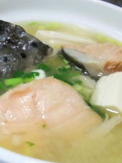 鮭魚豆腐味噌湯 的食譜成品照片