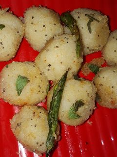 सूजी बॉल्स (suji balls recipe in Hindi) रेसिपी मुख्य फोटो