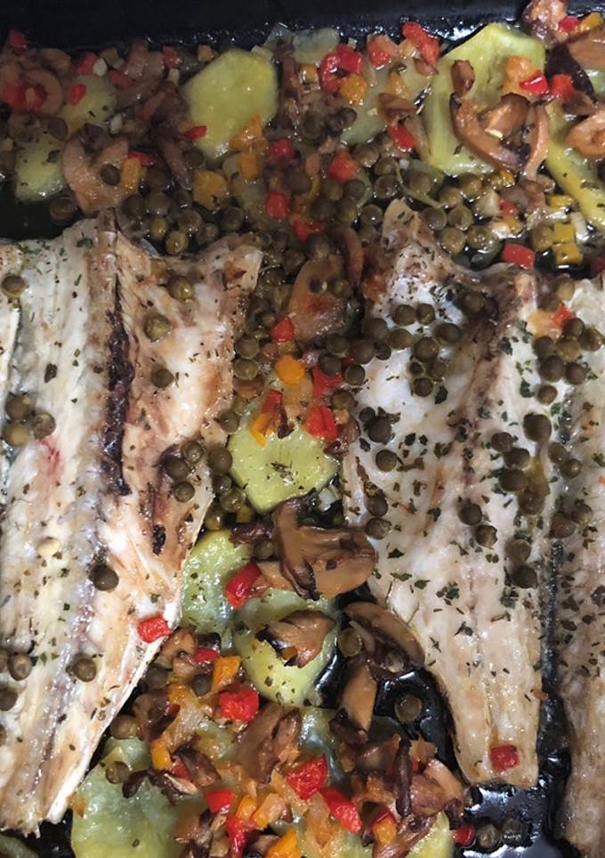 Una foto de Lubina al horno con champiñones 🍄