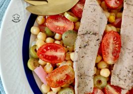 Ensalada de garbanzos con encurtidos y ventresca de atún