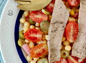 Una foto de Ensalada de garbanzos con encurtidos y ventresca de atún