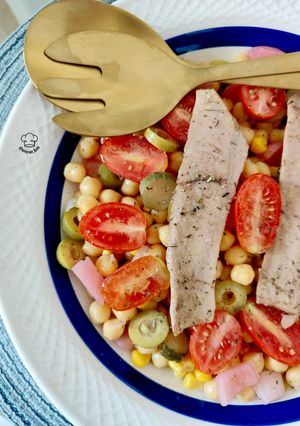 Una foto de Ensalada de garbanzos con encurtidos y ventresca de atún