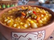 Una foto de locro con garbanzos