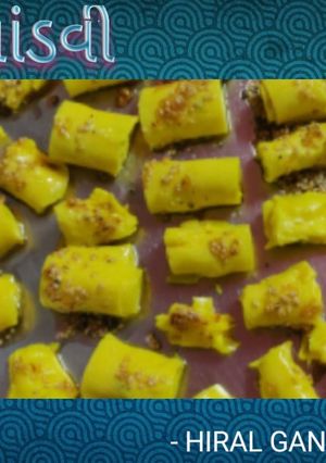 ખાંડવી(Khandvi Recipe in Gujarati) રેસીપી મુખ્ય ફોટો
