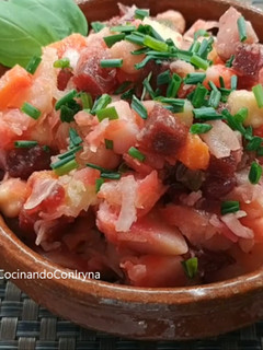 Una foto de Vinegret (Ensalada de la vinagreta), ensalada rusa de remolacha
