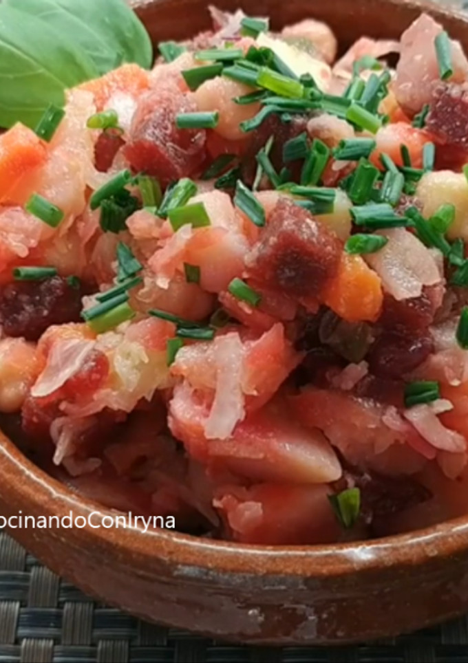 Una foto de Vinegret (Ensalada de la vinagreta), ensalada rusa de remolacha
