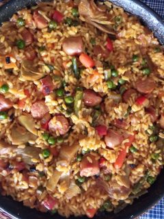 Una foto de Arroz con salchichas, curry y verduras