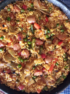 Una foto de Arroz con salchichas, curry y verduras