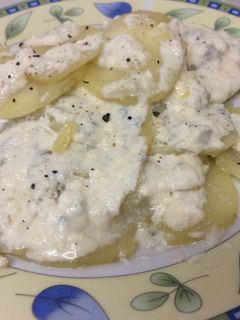 Una foto de Patatas al queso azul 🥔🧀