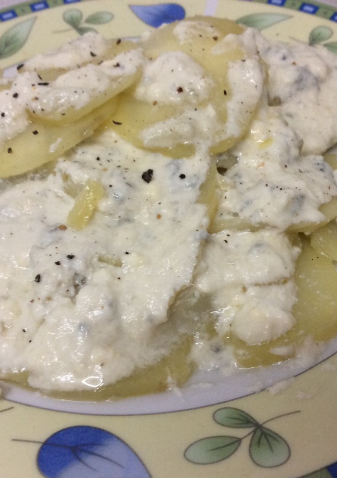 Una foto de Patatas al queso azul 🥔🧀