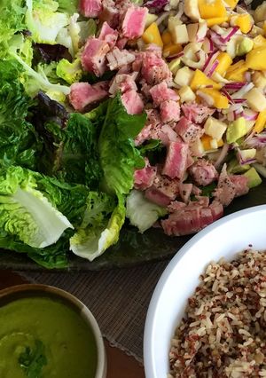 Una foto de Ensalada de atún del pacifico con Quinoa mixta