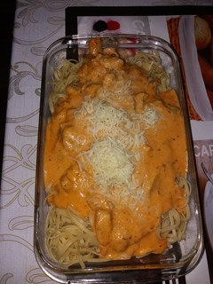 Una foto de Espaguetis con pollo y champiñones