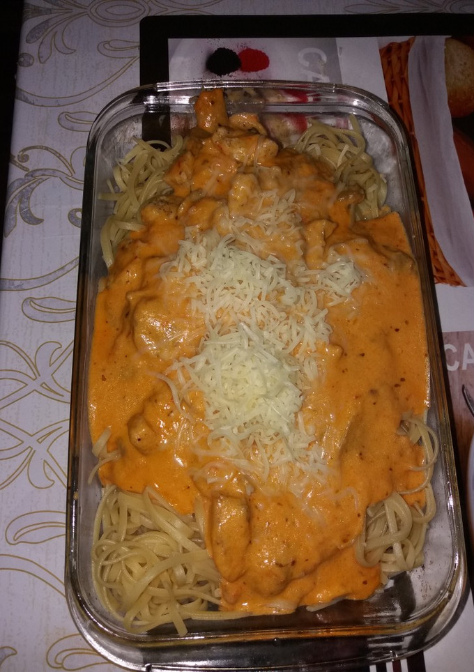 Una foto de Espaguetis con pollo y champiñones