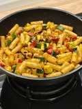 Pasta corta con pollo y calabacín al ajo negro