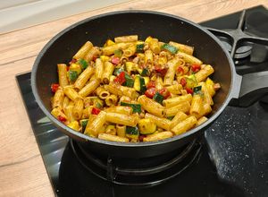 Foto principal de Pasta corta con pollo y calabacín al ajo negro