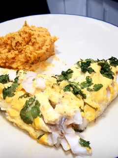 Una foto de Merluza al horno en salsa de sriracha mayo y yogur