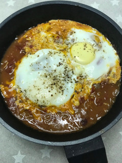 Una foto de Tomates con 2 huevos