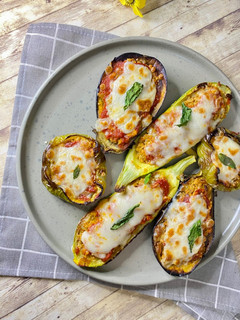 صورة لوصفة خضار محشيه بالدجاج المفروم والجبنه🫑🍅🧀