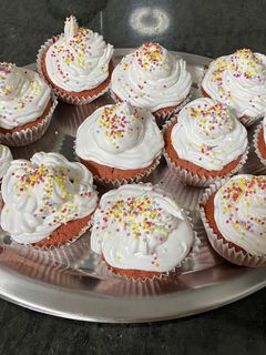 Una foto de Cupcakes red velvet 🧁 ❣️
