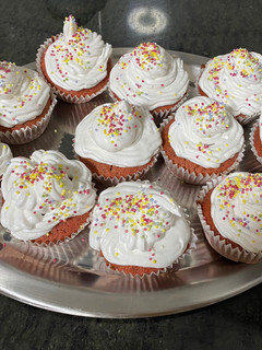 Una foto de Cupcakes red velvet 🧁 ❣️