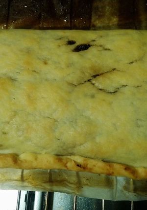 Una foto de Empanada de morcilla con manzana y queso de cabra