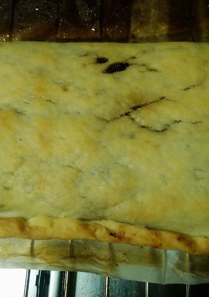 Una foto de Empanada de morcilla con manzana y queso de cabra