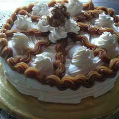 Foto principal de Torta elegante de merengue, dulce de leche y chantilly