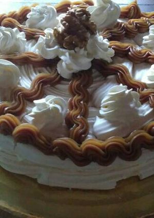 Una foto de Torta elegante de merengue, dulce de leche y chantilly