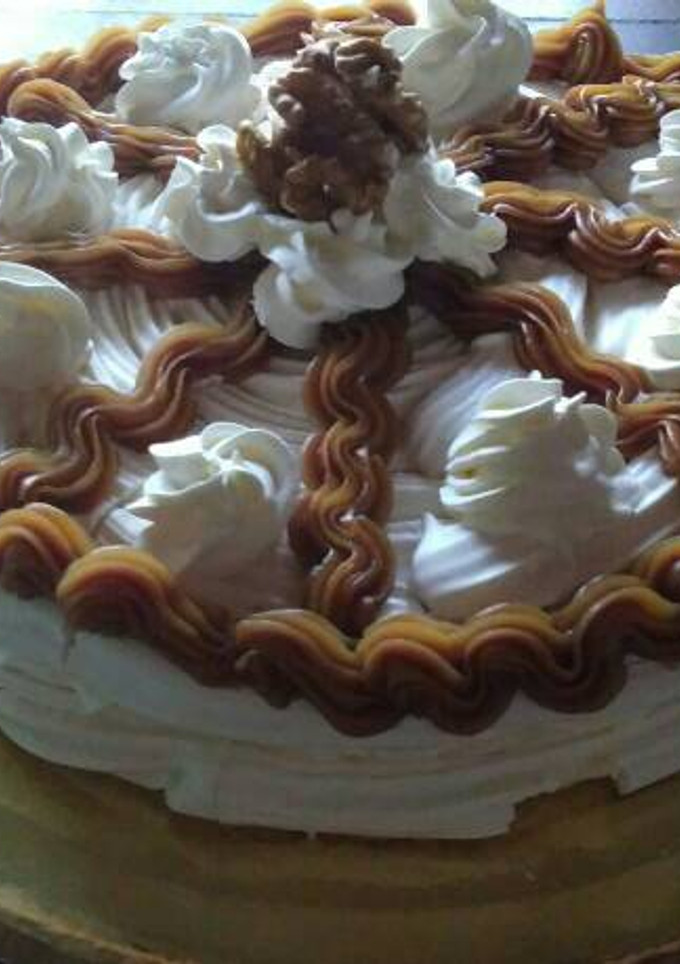 Una foto de Torta elegante de merengue, dulce de leche y chantilly