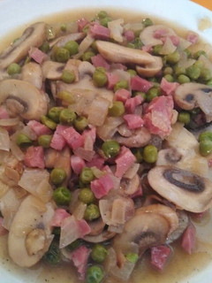Una foto de Champiñones con guisantes y jamón
