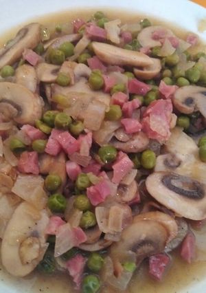 Una foto de Champiñones con guisantes y jamón
