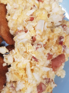 Una foto de Revuelto huevo con jamón y queso