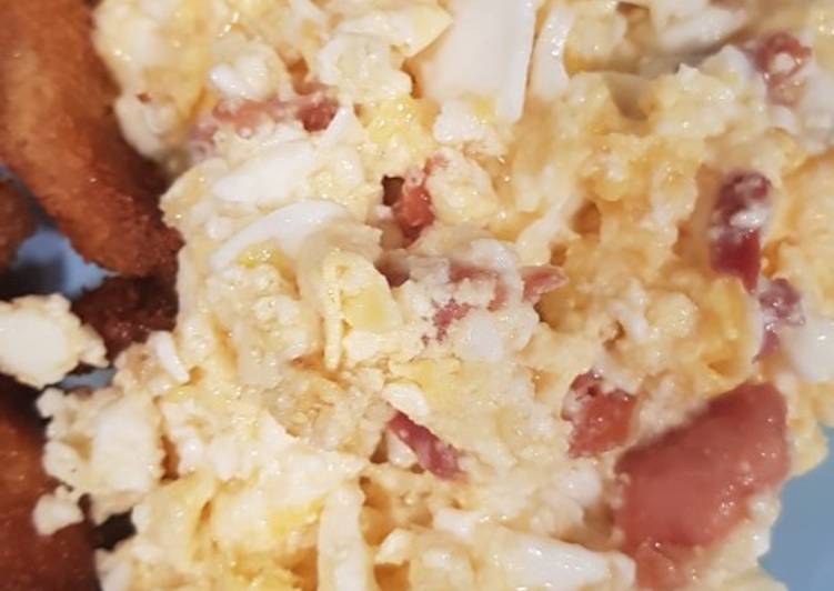 Revuelto huevo con jamón y queso