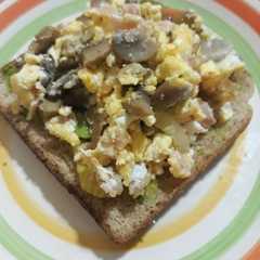 A picture of Champiñones con huevo.