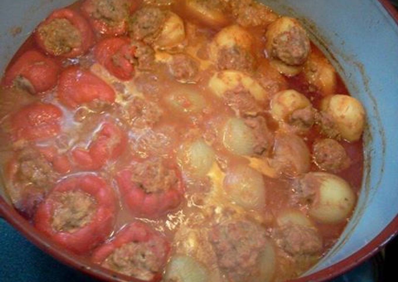 Patatas, pimientos y cebollas rellenas de carne picada