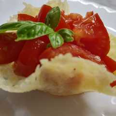 A picture of Cestini di Grana Padano con insalata di pomodorini datterino.
