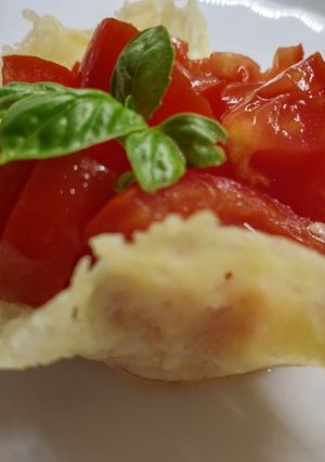 Foto di Cestini di Grana Padano con insalata di pomodorini datterino