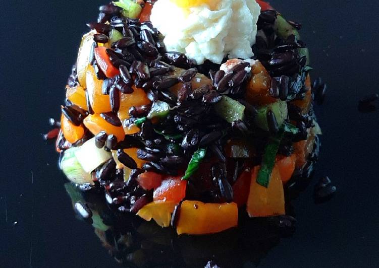 Insalata di riso Venere con verdure, ananas e crema di primosale