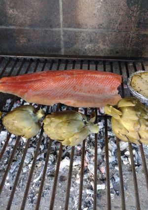 Una foto de Trucha a la parrilla con alcauciles