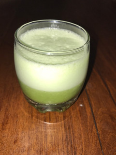 Una foto de Licuado de piña y albahaca