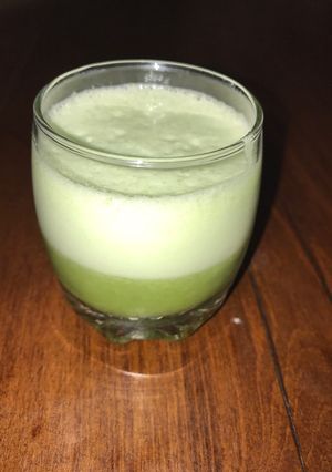 Una foto de Licuado de piña y albahaca