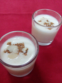 Una foto de Chupitos de sopa dulce de almendras