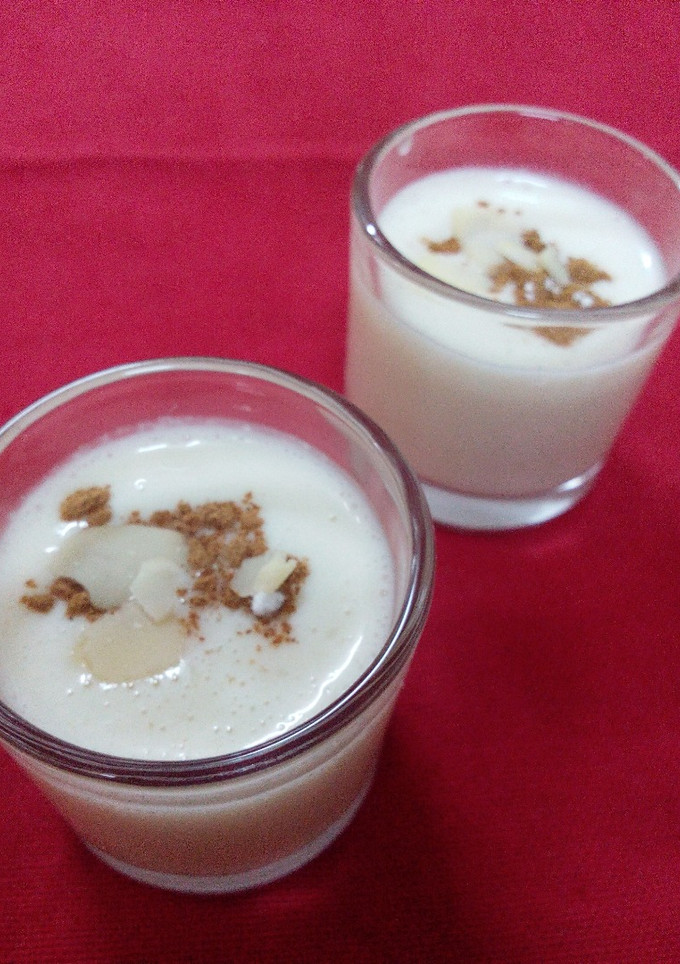 Una foto de Chupitos de sopa dulce de almendras 