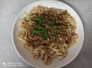 Hình của món Mì sợi ngũ hương.