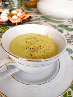 Una foto de Vichyssoise de manzana al curry con puerros