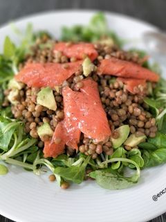 Una foto de Ensalada de lentejas con canónigos, salmón y aguacate