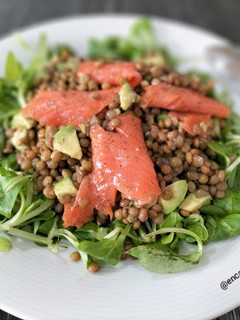 Una foto de Ensalada de lentejas con canónigos, salmón y aguacate