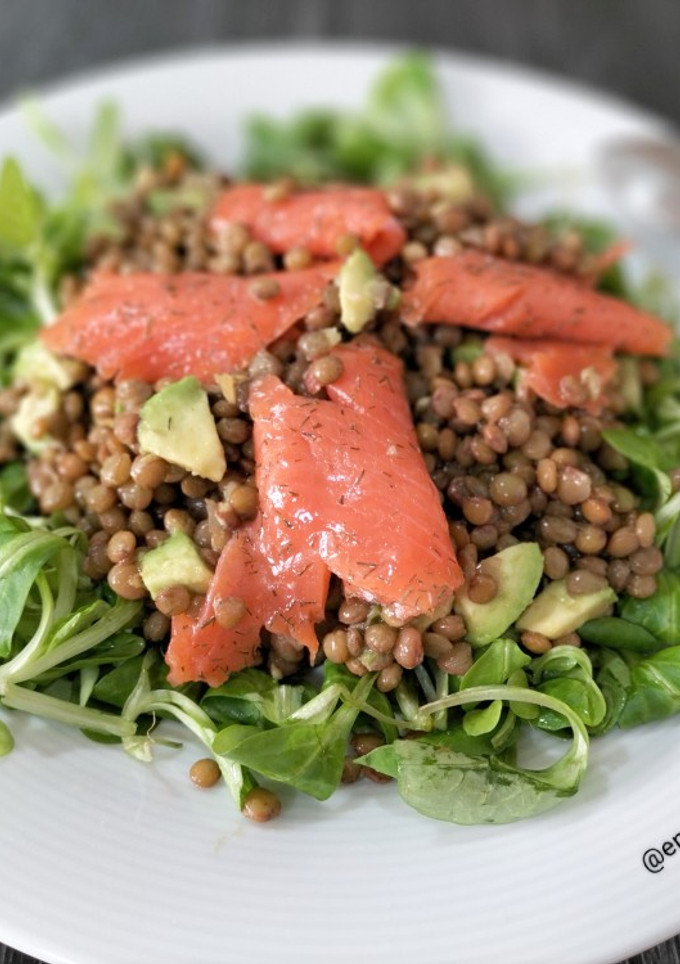 Una foto de Ensalada de lentejas con canónigos, salmón y aguacate