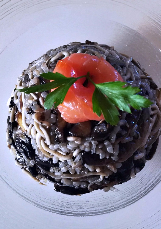 Una foto de Timbal de arroz, gulas, champiñones