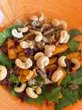 Ensalada de quinoa con arándanos secos, calabaza asada y cebolla caramelizada